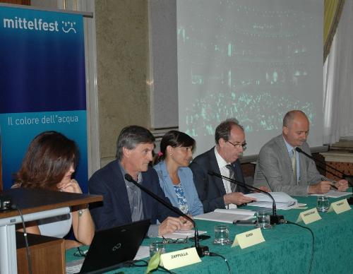 Angela Zappulla (Comune Cividale), Federico Rossi (presidente Mittelfest), Debora Serracchiani (presidente Friuli Venezia Giulia), Gianni Torrenti (assessore regionale Cultura) e Stefano Calabretto (direttore artistico Mittelfest) – Trieste 10/07/2015